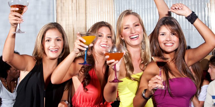 7 Tips To Throw Memorable Weekend Parties