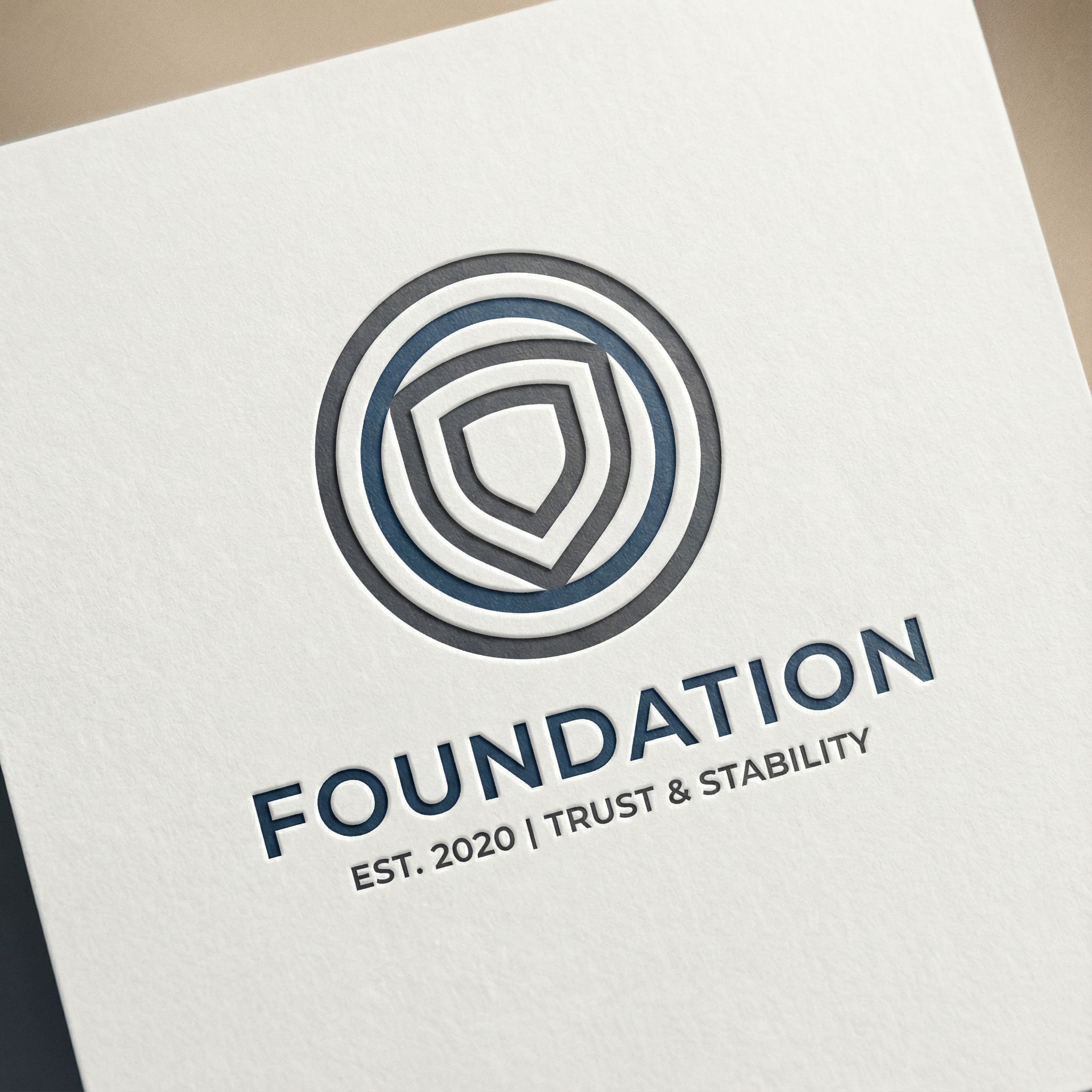 단순한 선과 고전적인 색감으로 안정감과 신뢰를 전달하는 미니멀한 브랜드 엠블럼이다.